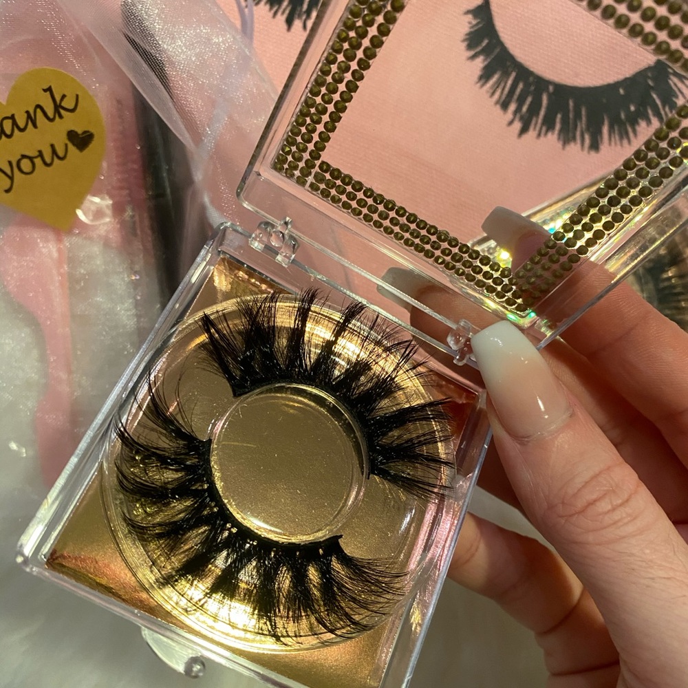 Lashes - Picture 12 of 15